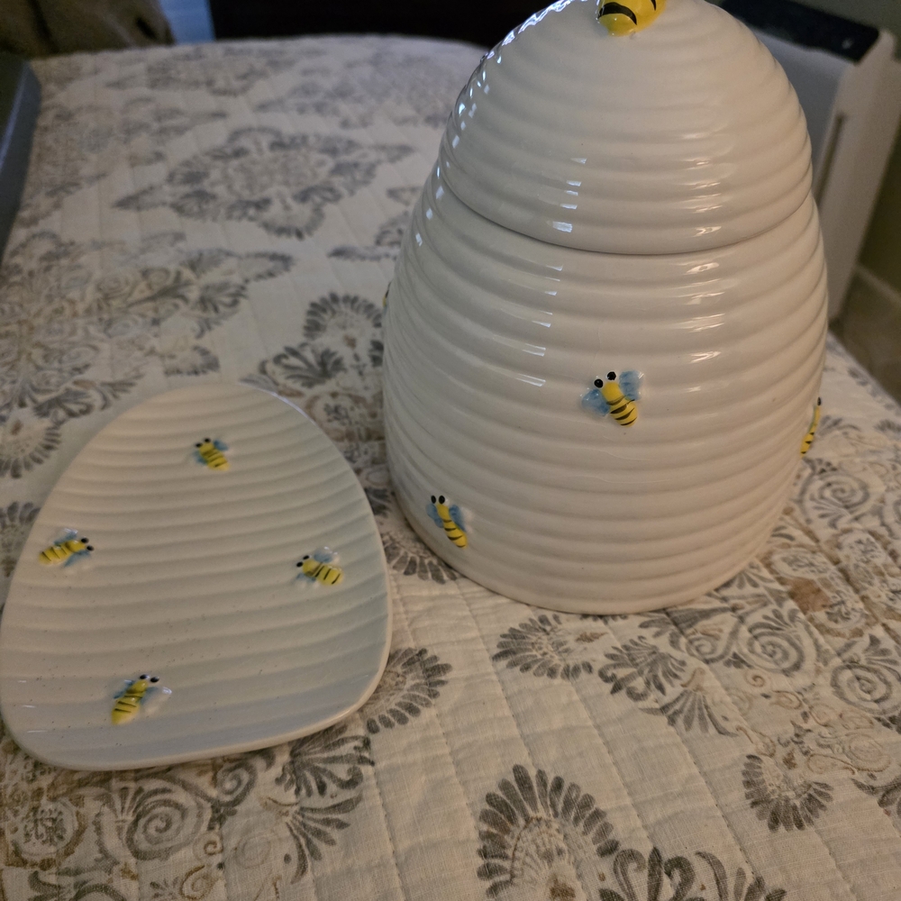 Beehive Ceramic Food Storage Jar - White